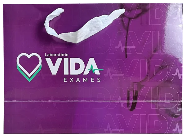 Sacola de papel personalizada roxa com logo do Laboratório Vida Exames